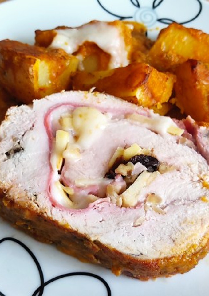 Una foto de Redondo de pavo con manzana, ciruelas y nueces