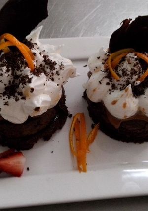 Una foto de Bizchuelo de chocolate y harina de almendras más merengue