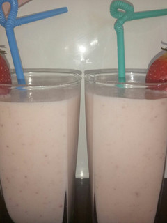 صورة لوصفة سموثي الفراولة والموز 🍓🍌
