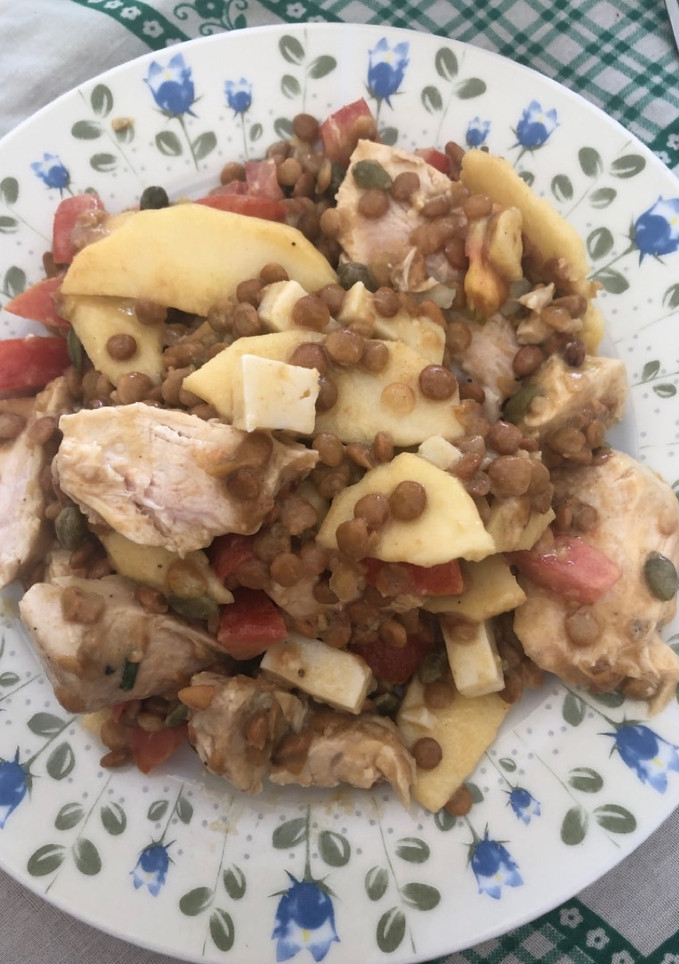 Una foto de 298. Ensalada de lentejas con pollo y manzana (principal legumbres)