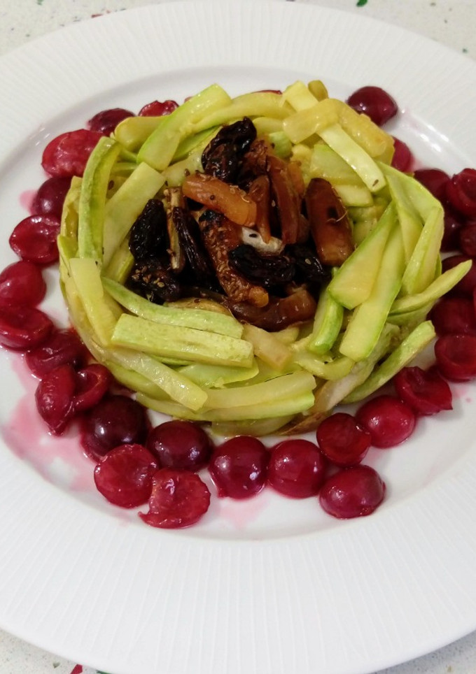 Una foto de Nido de calabacines salteados con frutas secas y cerezas salteadas con patxaran