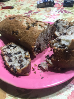 Una foto de Budín de banana y chips. Riquísimo