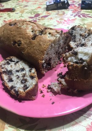 Una foto de Budín de banana y chips. Riquísimo