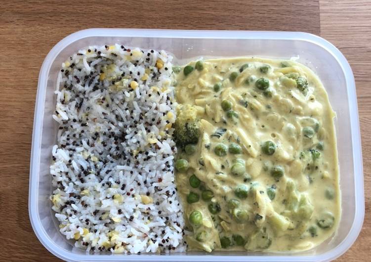 Curry mit Kokosmilch und Mandeln mit Basmati-Quinoa-Linsen Reis