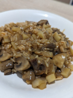 Una foto de Arroz con champis y patata en salsa rubia 😋