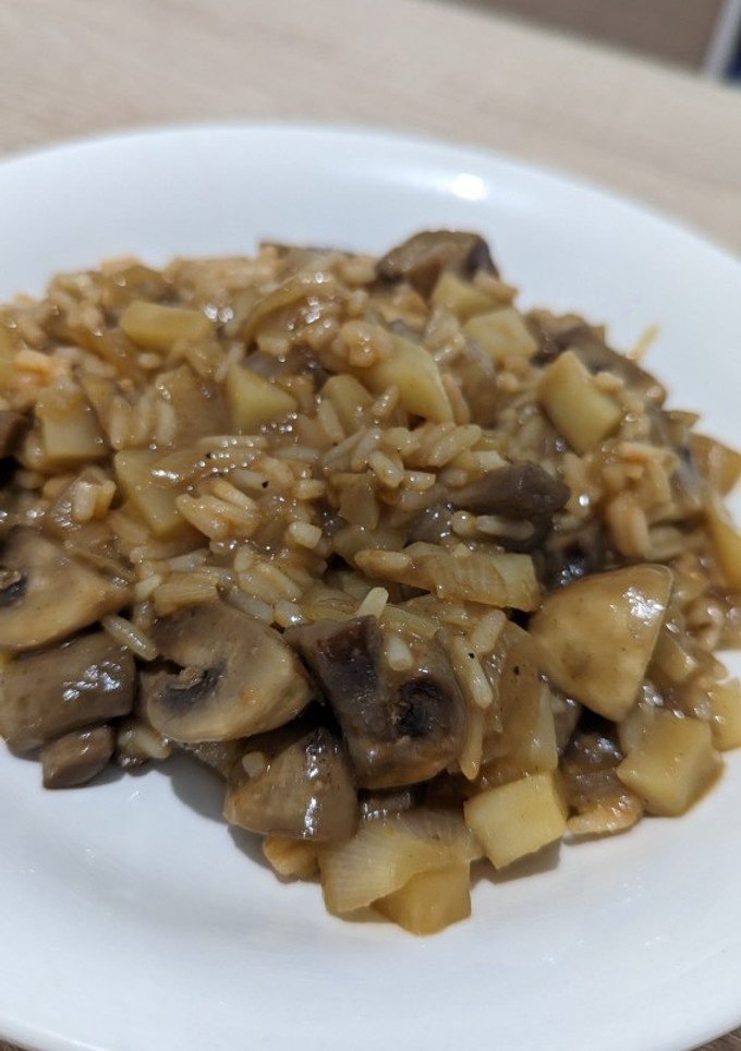 Una foto de Arroz con champis y patata en salsa rubia 😋
