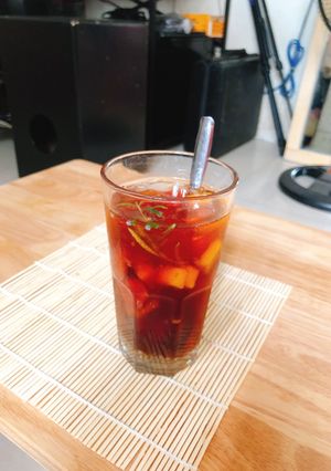 Hình của món Trà đào, hạt é, trái cây.