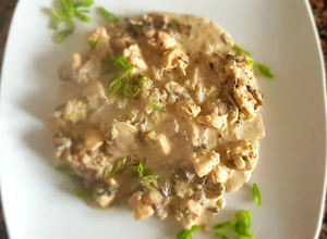 Una foto de Pollo, con champignon fresco