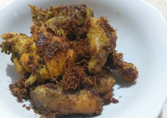 Ayam goreng lengkuas khas masakan padang