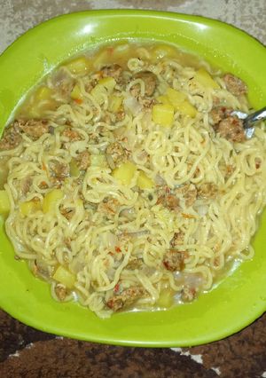 A picture of Indomie nd scramble egg nd potato.