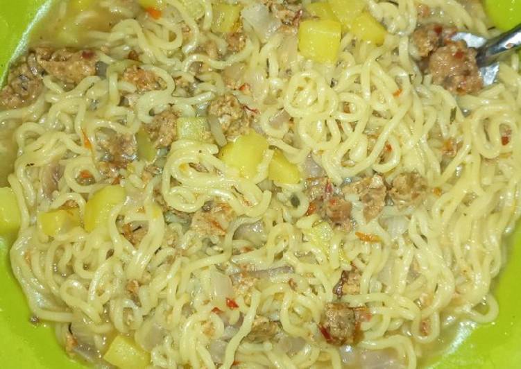 How to Make Any-night-of-the-week Indomie nd scramble egg nd potato