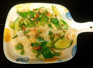 Hình của món Dưa leo hành tây xào tép khô.