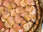 Une photo de tarte pomme abricots