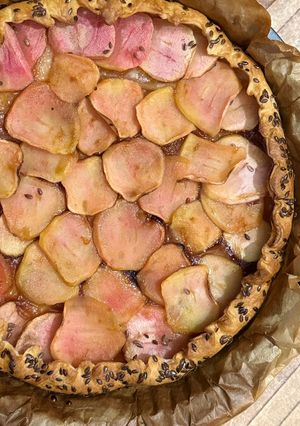 Une photo de 💚 Tarte fine aux pommes et confiture d’abricot
