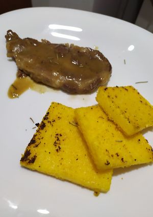 Una foto de Bondiola braseada en su jugo con polenta tostada