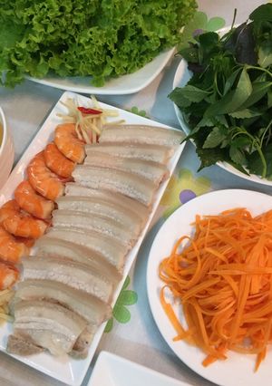 Hình của món Thịt luộc cuốn bánh tráng.