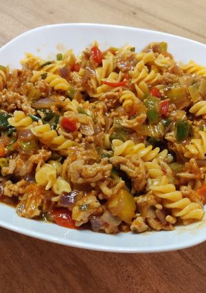 Una foto de Pasta, verduras y pollo