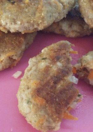Una foto de Hamburguesa de pollo y vegetales
