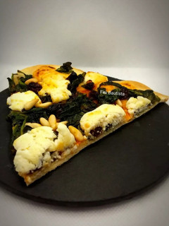 Una foto de Pizza de espinacas y queso de rulo con masa casera sin levadura