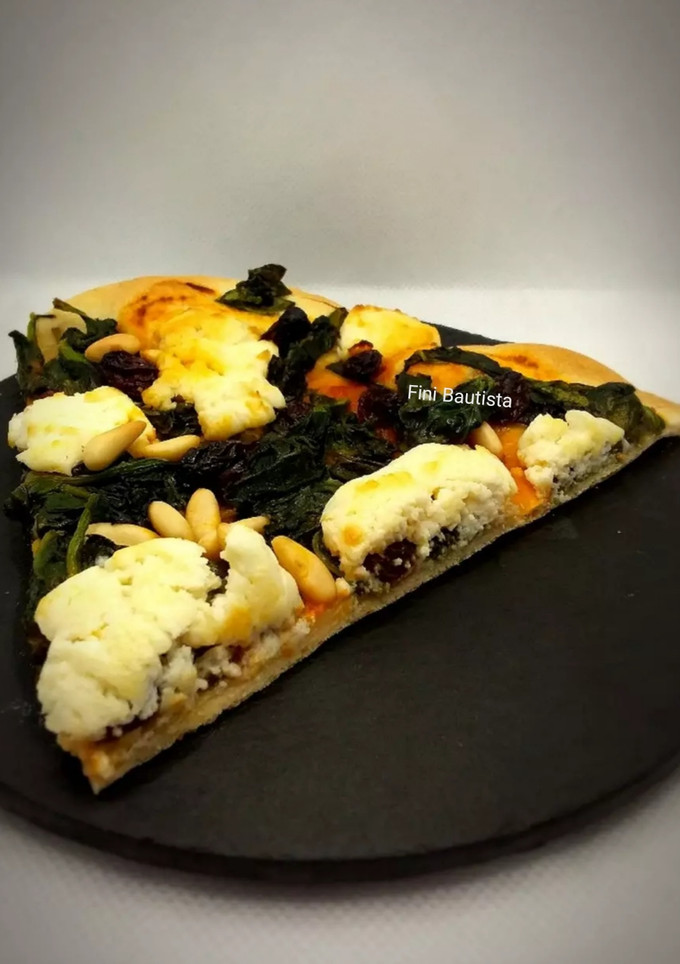 Una foto de Pizza de espinacas y queso de rulo con masa casera sin levadura