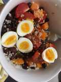 Quinoa, huevos de codorniz y porotos negros 🙈