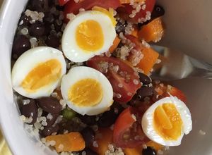 Una foto de Quinoa, huevos de codorniz y porotos negros 🙈