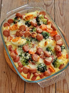 Brokkoli tojással, virslivel, csőben sütve recept fotója