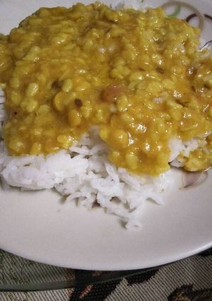 A picture of Urad chana dal and white rice.