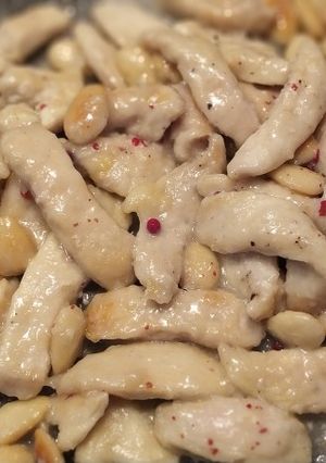 Foto di Straccetti di pollo alle mandorle