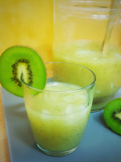 Una foto de Smoothie de kiwi, manzana y pera