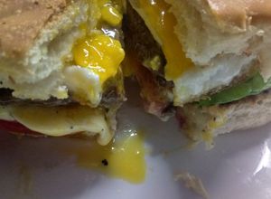 Una foto de Chivito uruguayo