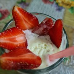 A picture of Strawberry ice cream shake.