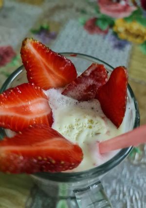 A picture of Strawberry ice cream shake.