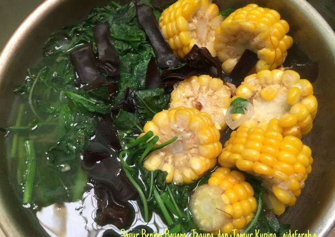 Resep Sayur Bening Bayam, Jagung, dan Jamur Kuping Anti Gagal