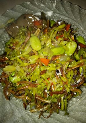 Foto resep Tumis bunga pepaya, teri dan petai 😋