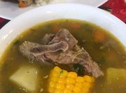 Una foto de espinazo de cerdo guisado