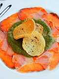 Carpaccio di Tonno e Salmone con Salsa di Capperi e Pane Tostato