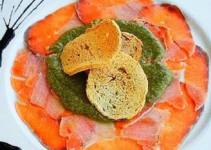 Carpaccio di Tonno e Salmone con Salsa di Capperi e Pane Tostato