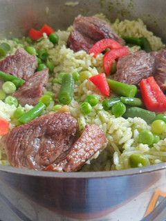 Una foto de Arroz con carne a la criolla