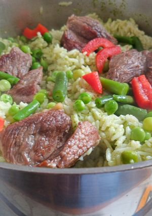 Una foto de Arroz con carne a la criolla