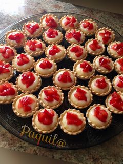 Una foto de Mini Tartaletas de Lemon Curd (Crema de Limón)🍋y fresas🍓