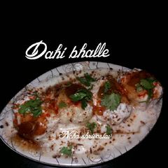 Dahi bhalle A picture of Dahi bhalle.
