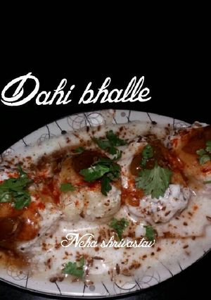 A picture of Dahi bhalle.