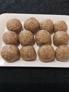 पौष्टीक शेंगदाणा लाडू (Shengdana Ladoo Recipe In Marathi) रेसिपी चे मुख्य फोटो