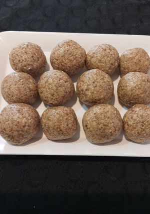 पौष्टीक शेंगदाणा लाडू (Shengdana Ladoo Recipe In Marathi) रेसिपी चे मुख्य फोटो 