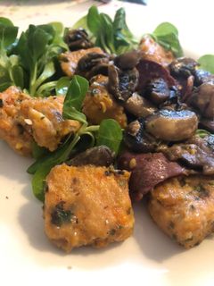 Une photo de Gnocchi de patate douce accompagné de champignons et magret de canard