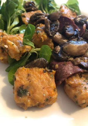 Une photo de Gnocchi de patate douce accompagné de champignons et magret de canard
