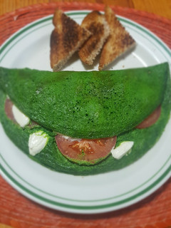 Una foto de 🇲🇽 Omelette tricolor (espinacas, tomate y queso) 🇲🇽