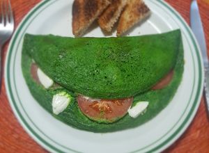 Una foto de 🇲🇽 Omelette tricolor (espinacas, tomate y queso) 🇲🇽