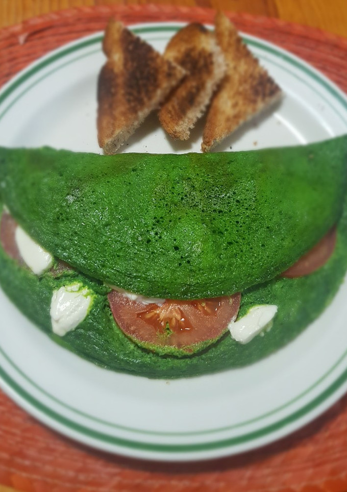Una foto de 🇲🇽 Omelette tricolor (espinacas, tomate y queso) 🇲🇽